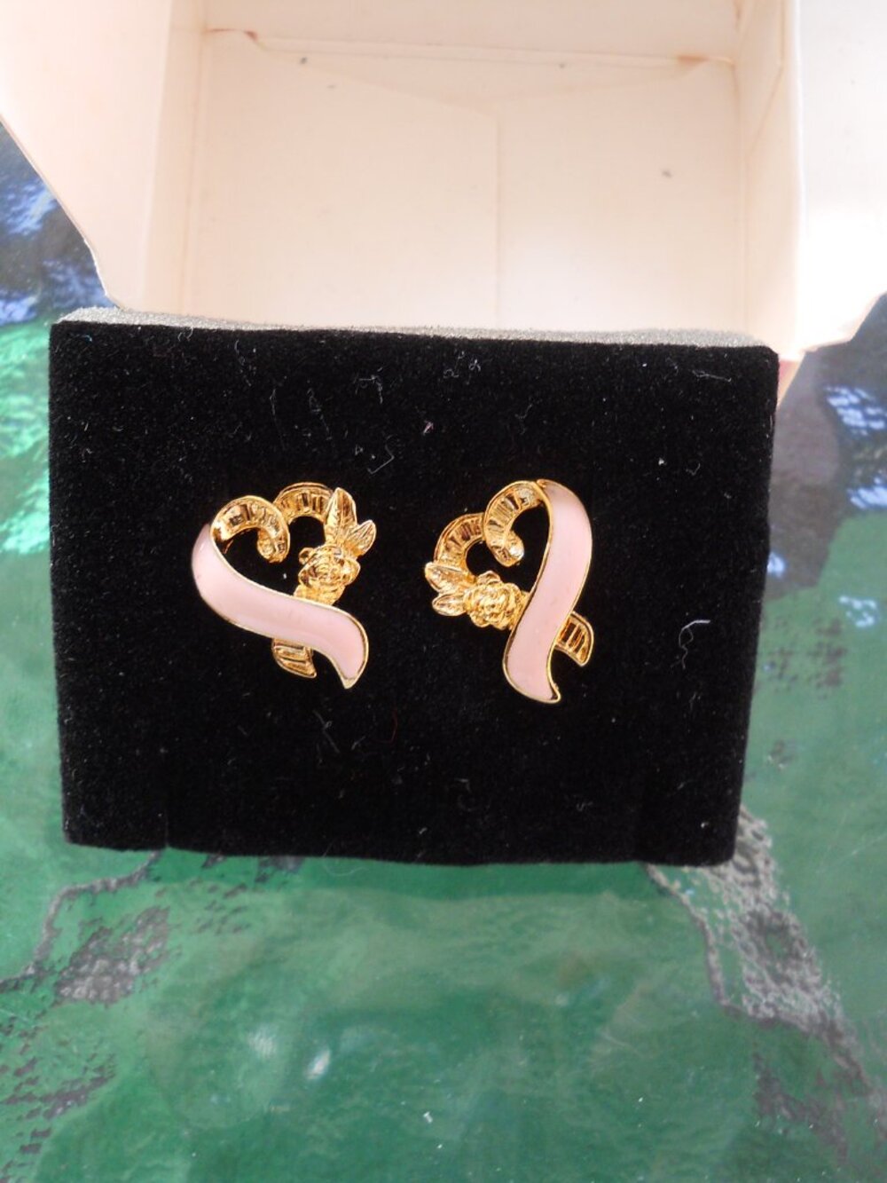 Avon - Pink Ribbon Pierced Earrings   1030